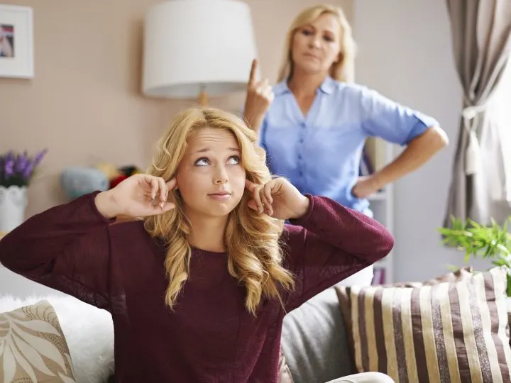 Come si punisce un adolescente che manca di rispetto ai suoi genitori?