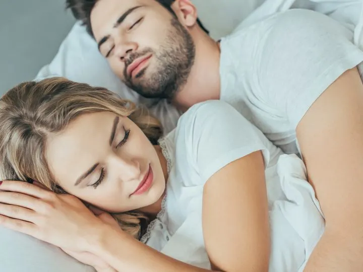 Perché dormire in posizione a cucchiaio è la posizione preferita dalle coppie?