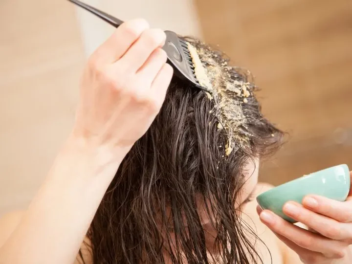 Quali sono i benefici della maschera alla senape per i capelli?