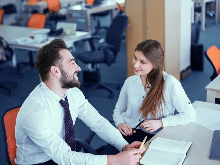 Collega innamorato: 12 segnali di attrazione sul lavoro