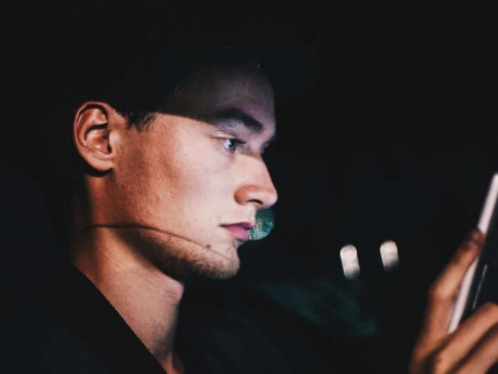 10 Mensajes que solo te envía si está interesado en ti.