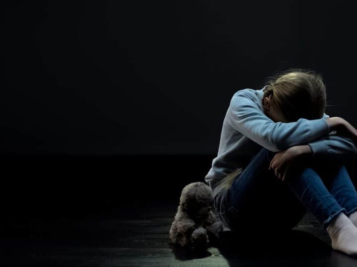 Le 6 conseguenze a lungo termine più gravi della mancanza di amore materno e le strategie per affrontarle.