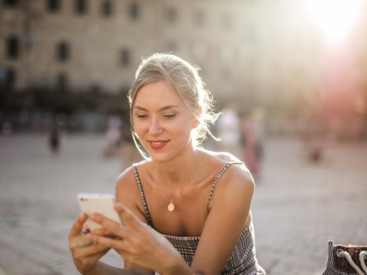 Amicizia o qualcosa di pi&ugrave;? Ecco 7 motivi per cui ti manda messaggi ogni giorno.