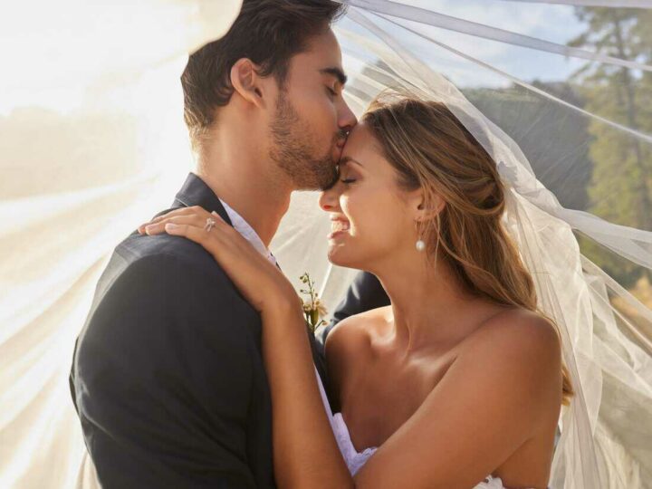 Secondo la psicologia, se un uomo fa queste 8 piccole cose, è completamente innamorato di te.