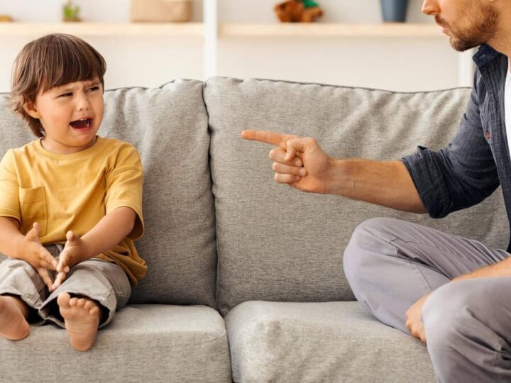 I 13 comportamenti dannosi che il narcisista impone ai propri figli.