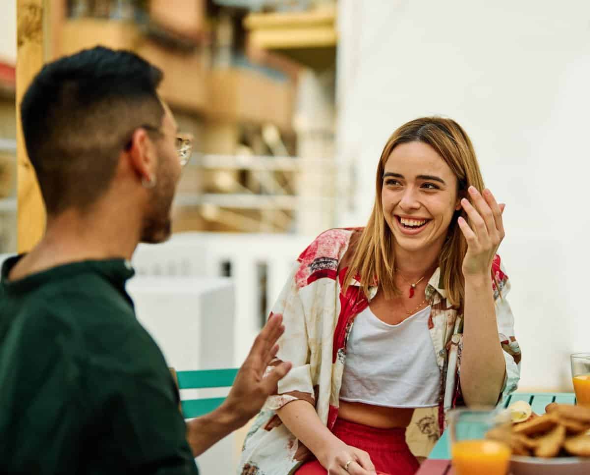 20 Wege, einem Kerl zu zeigen, dass du ihn magst (auf subtile, flirtende Weise)