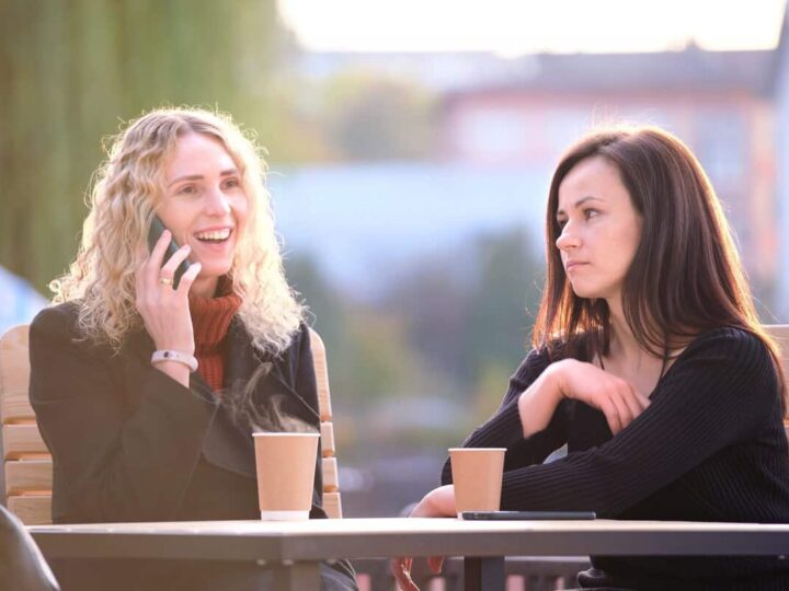 11 Señales de que alguien está en tu contra a escondidas.