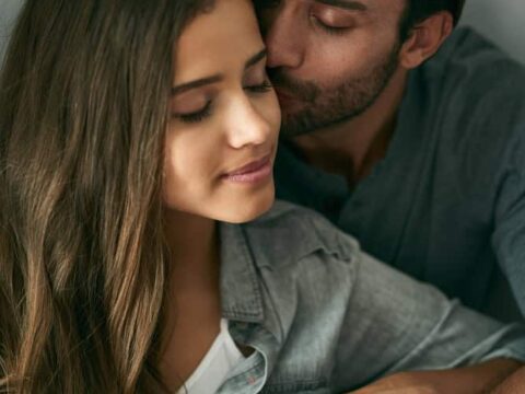 6 piccoli segnali evidenti che dimostrano che sei molto importante per lui.