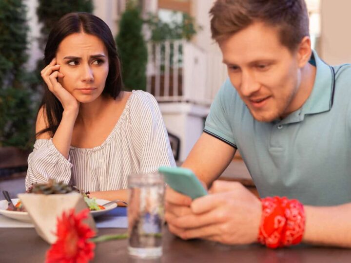 8 segni che ti sta manipolando emotivamente (senza che tu te ne renda conto)