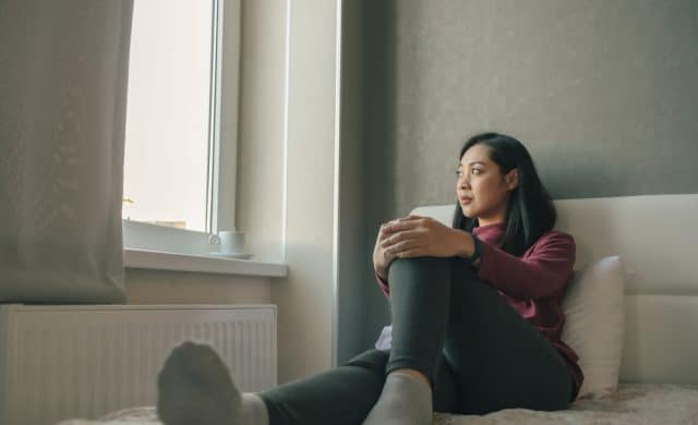 Frau denkt an jemanden