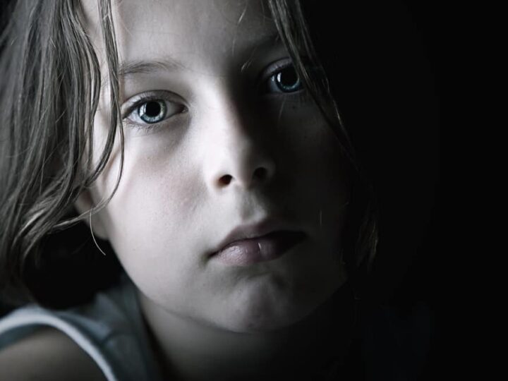 Una madre ausente deja huellas duraderas en su hijo.