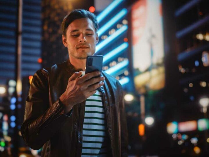 7 messaggi in codice che un narcisista invia via SMS