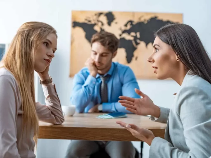 Quando un uomo si destreggia tra due donne, ecco cosa succede
