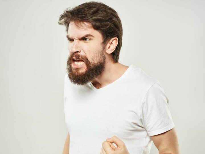 9 comportamenti che allontanano un uomo (anche se ti ama)