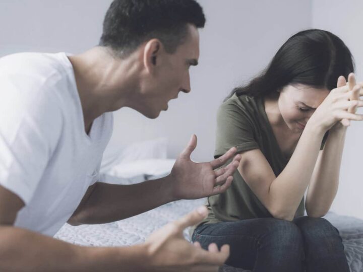 Quando ti accusa di ciò che è lui stesso: la crudele meccanica della proiezione narcisistica