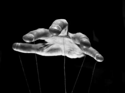 9 segnali che indicano che qualcuno ti sta manipolando psicologicamente